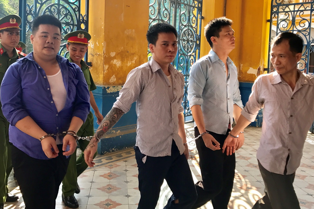 Xét xử băng bảo kê người chuyển giới bán dâm - Ảnh 1. Xét xử băng bảo kê người chuyển giới bán dâm - Ảnh 1.