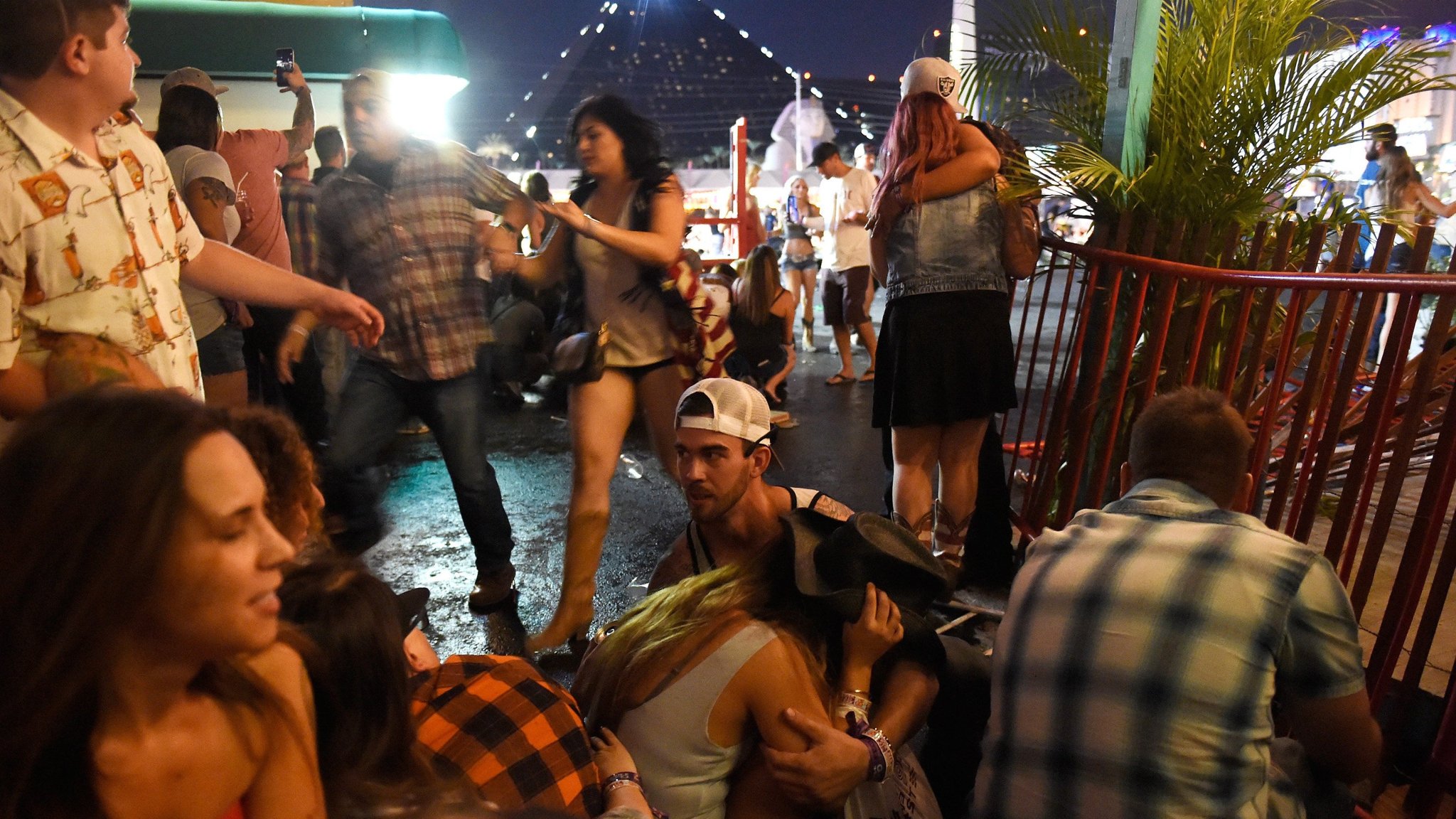 Nước Mỹ treo cờ rủ tưởng niệm nạn nhân vụ xả súng - Ảnh 4. Nước Mỹ treo cờ rủ tưởng niệm nạn nhân vụ xả súng - Ảnh 4.