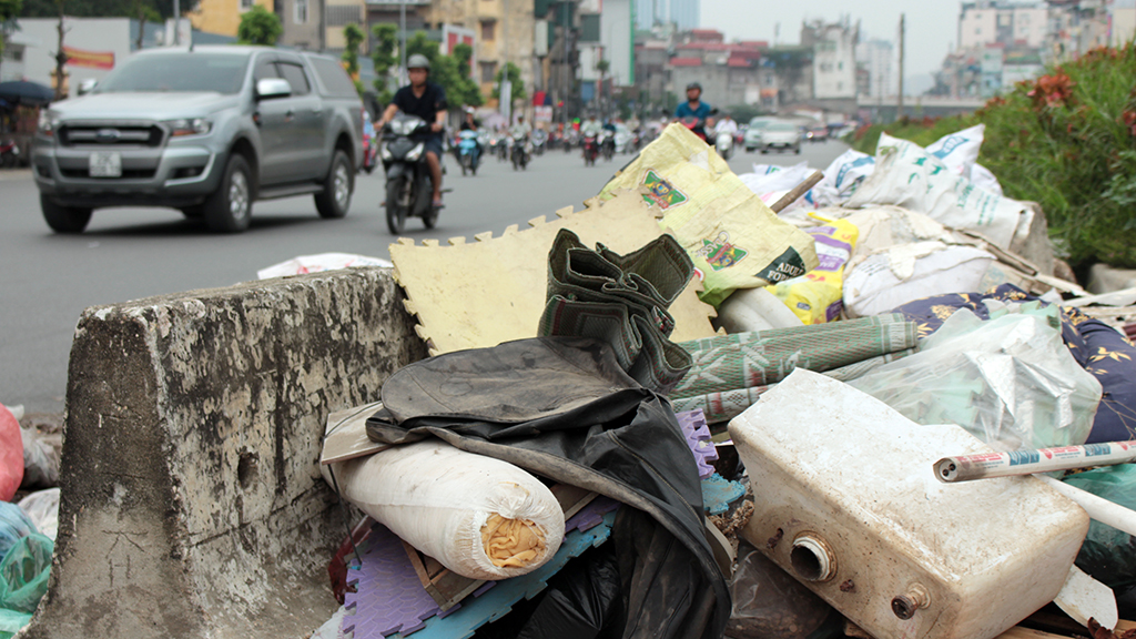 Hà Nội nhiều nơi rác thải tràn lan chất thành núi - Ảnh 6. Hà Nội nhiều nơi rác thải tràn lan chất thành núi - Ảnh 6.