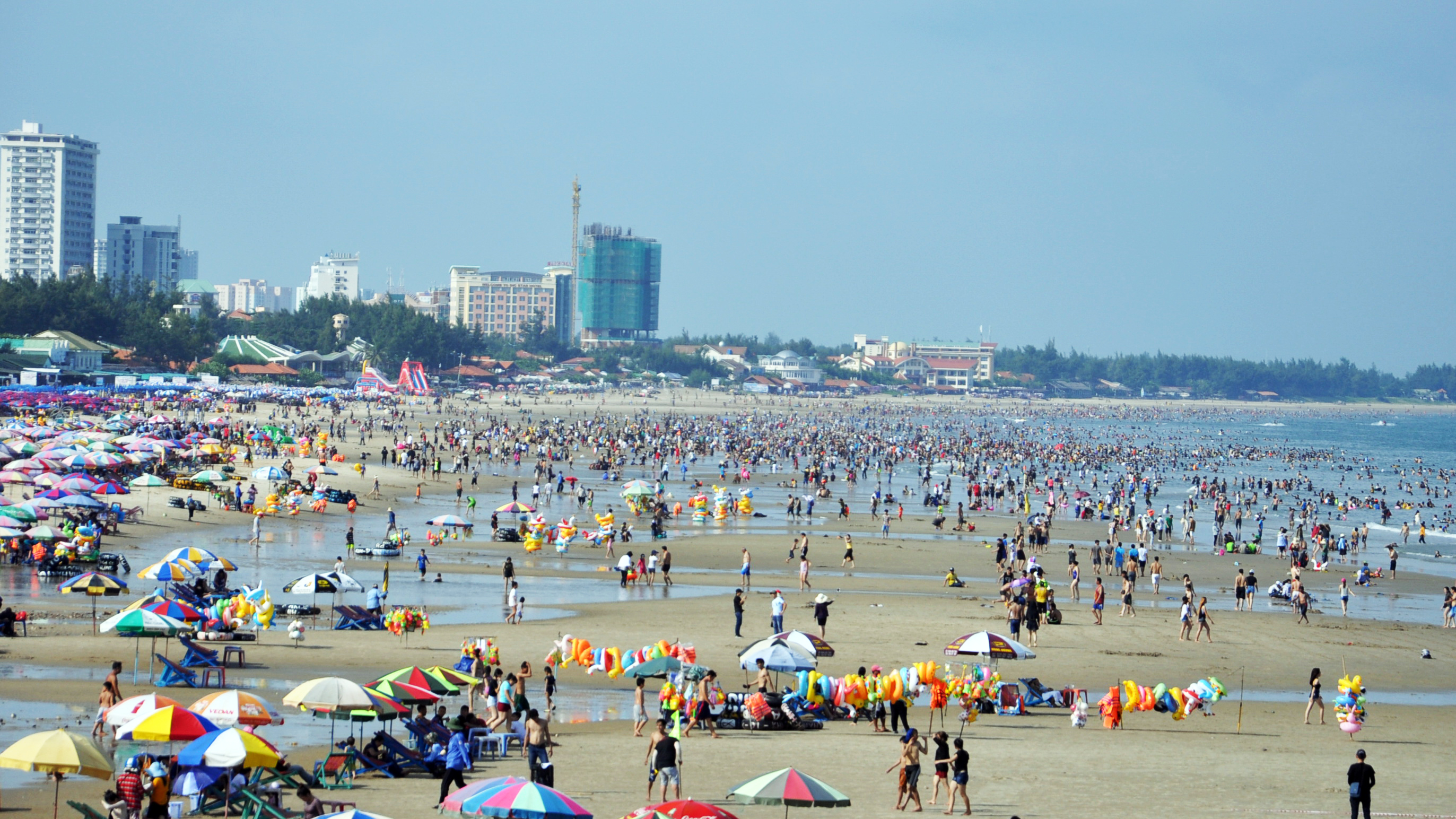 Biển Vũng Tàu đông nghịt du khách - Ảnh 1. Biển Vũng Tàu đông nghịt du khách - Ảnh 1.