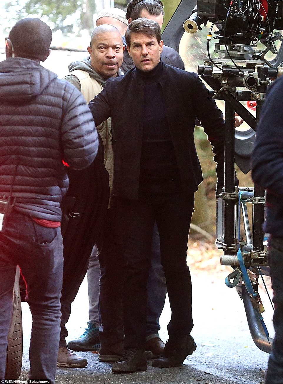 Tom Cruise quay lại phim trường sau tai nạn bể mắt cá chân - Ảnh 4. Tom Cruise quay lại phim trường sau tai nạn bể mắt cá chân - Ảnh 4.