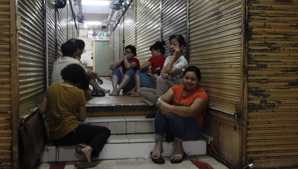 Đóng tiền nhưng không sửa chợ, tiểu thương An Đông bãi thị - Ảnh 7. Đóng tiền nhưng không sửa chợ, tiểu thương An Đông bãi thị - Ảnh 7.