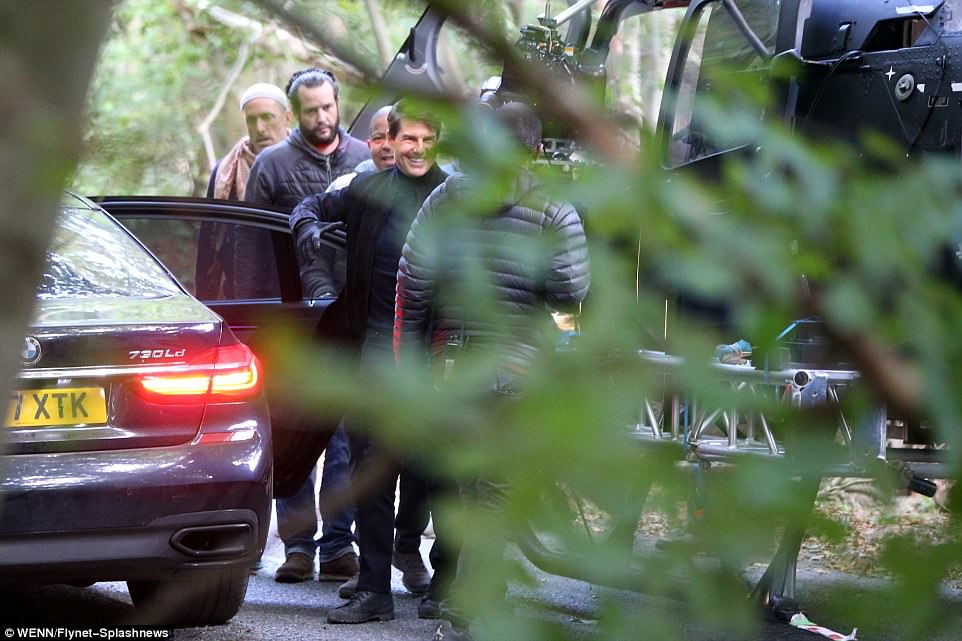 Tom Cruise quay lại phim trường sau tai nạn bể mắt cá chân - Ảnh 9. Tom Cruise quay lại phim trường sau tai nạn bể mắt cá chân - Ảnh 9.