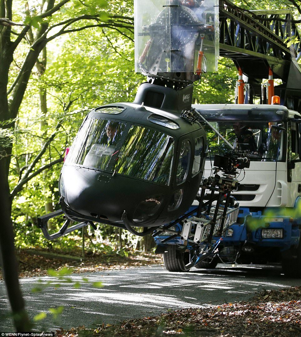 Tom Cruise quay lại phim trường sau tai nạn bể mắt cá chân - Ảnh 10. Tom Cruise quay lại phim trường sau tai nạn bể mắt cá chân - Ảnh 10.