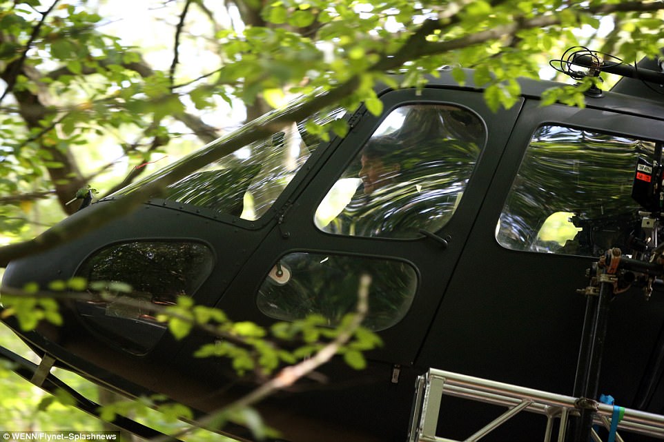 Tom Cruise quay lại phim trường sau tai nạn bể mắt cá chân - Ảnh 11. Tom Cruise quay lại phim trường sau tai nạn bể mắt cá chân - Ảnh 11.