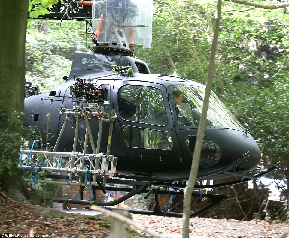 Tom Cruise quay lại phim trường sau tai nạn bể mắt cá chân - Ảnh 6. Tom Cruise quay lại phim trường sau tai nạn bể mắt cá chân - Ảnh 6.