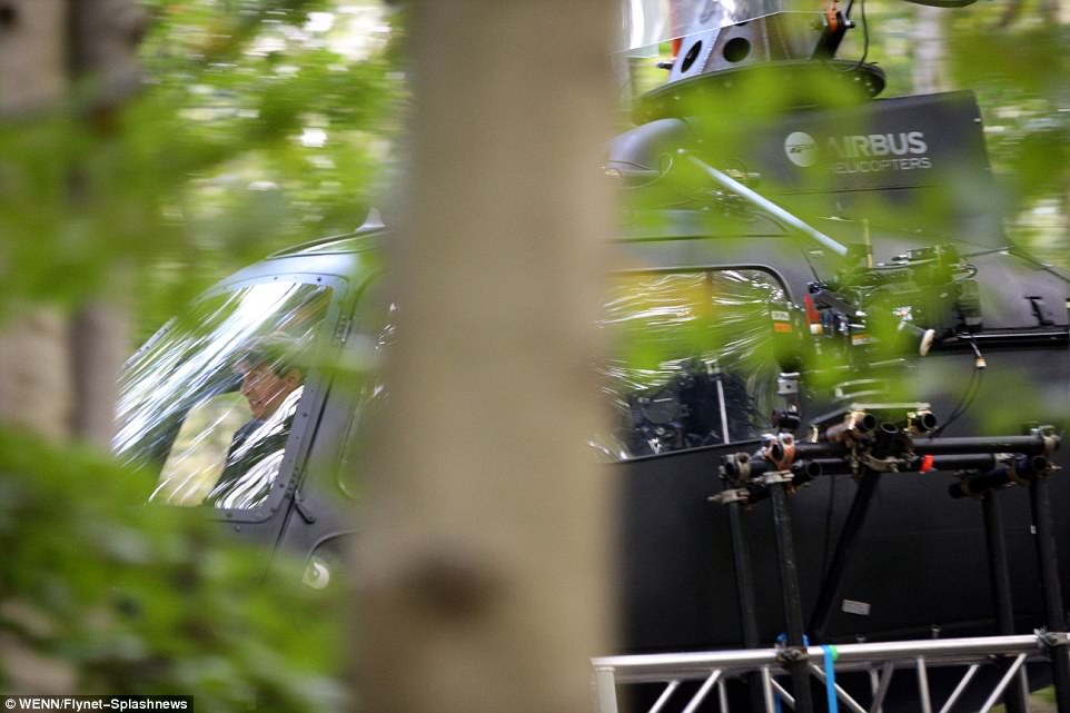 Tom Cruise quay lại phim trường sau tai nạn bể mắt cá chân - Ảnh 7. Tom Cruise quay lại phim trường sau tai nạn bể mắt cá chân - Ảnh 7.