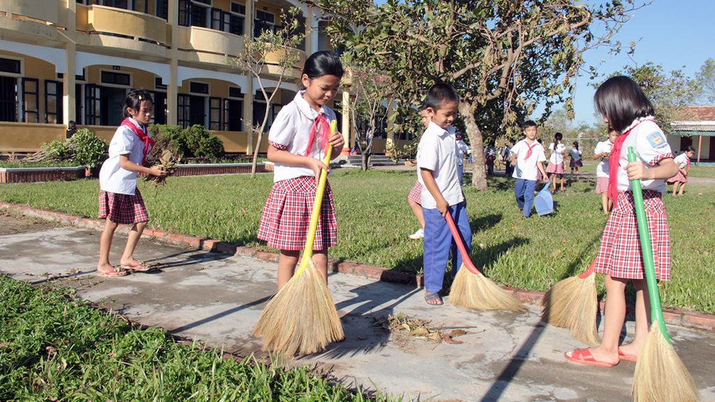 Vừa học, vừa sửa trường sau bão - Ảnh 3.