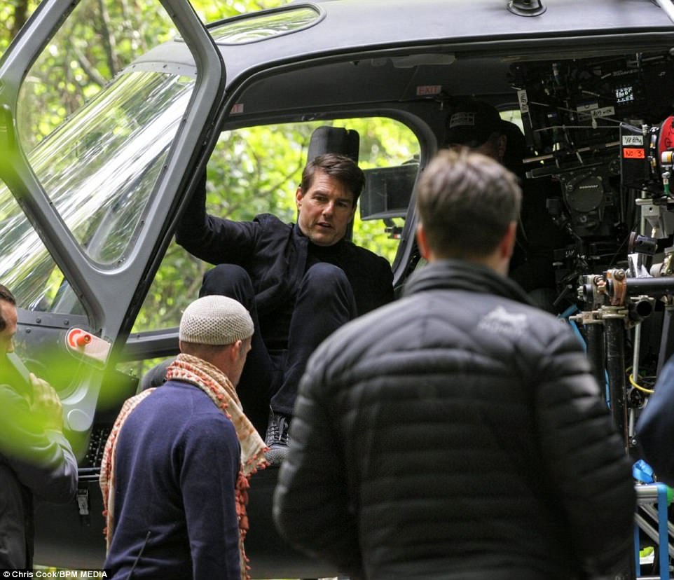 Tom Cruise quay lại phim trường sau tai nạn bể mắt cá chân - Ảnh 1. Tom Cruise quay lại phim trường sau tai nạn bể mắt cá chân - Ảnh 1.