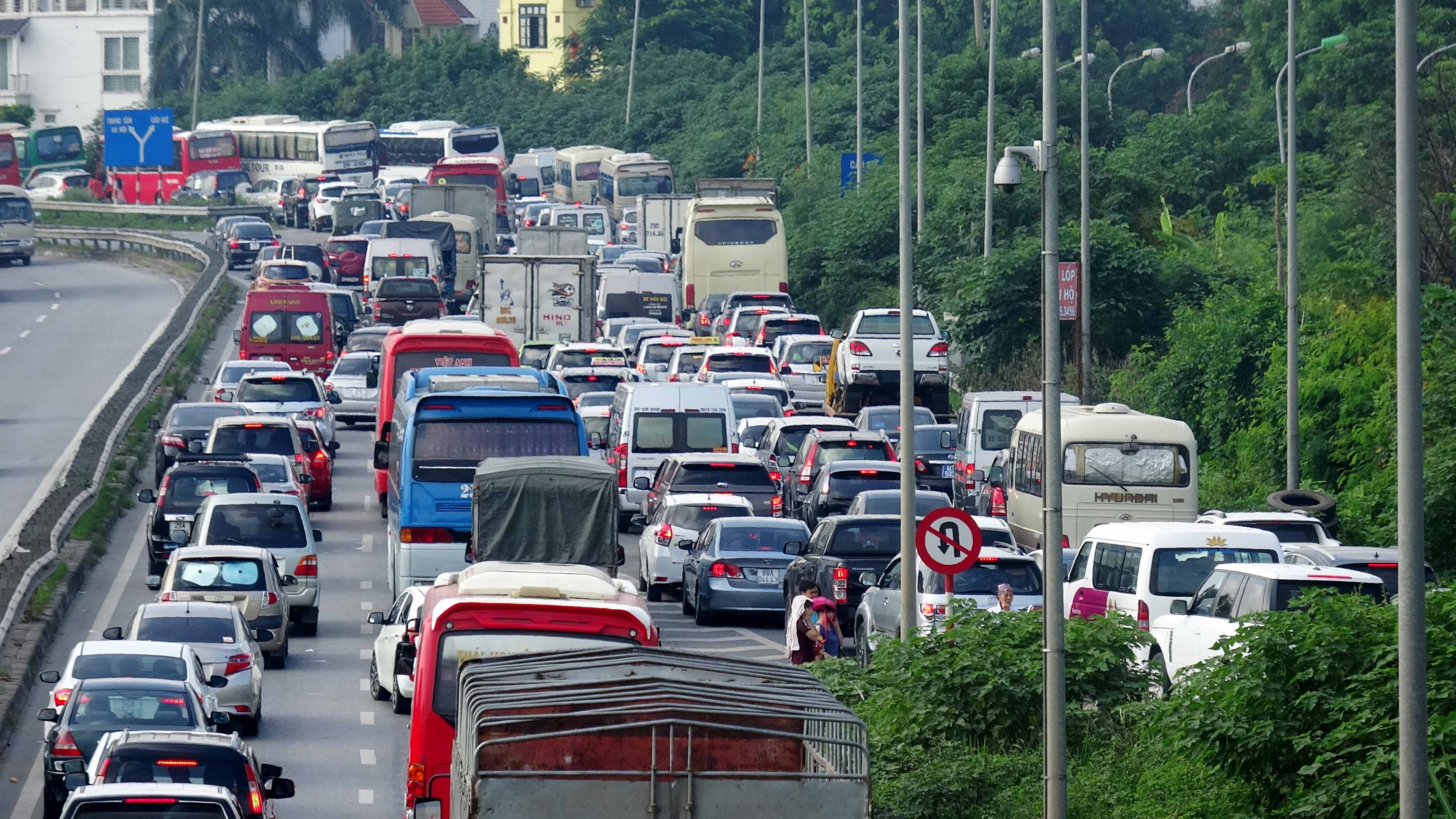 Video cửa ngõ nam Hà Nội kẹt cứng ngày nghỉ lễ - Ảnh 3. Video cửa ngõ nam Hà Nội kẹt cứng ngày nghỉ lễ - Ảnh 3.