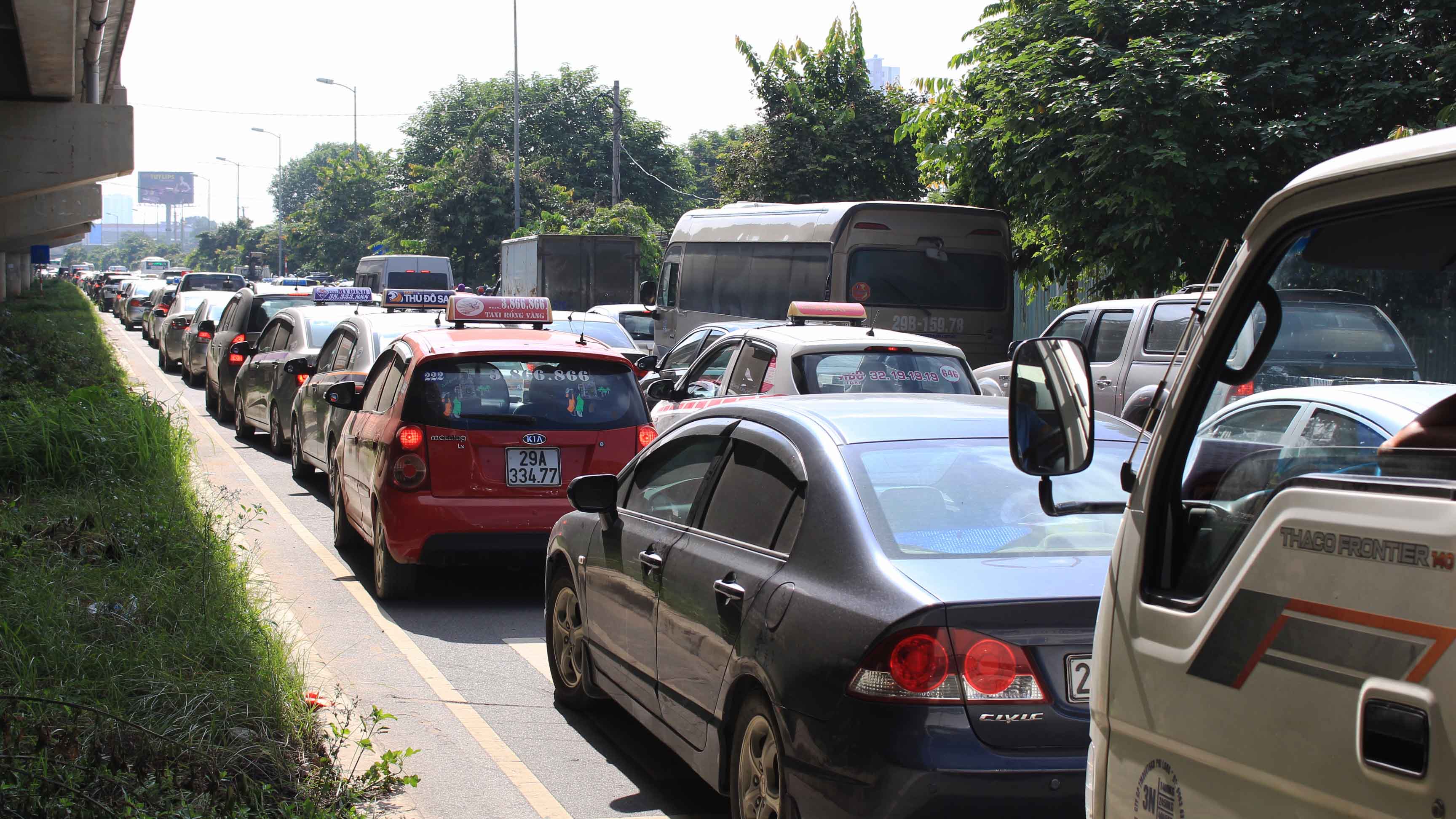 Video cửa ngõ nam Hà Nội kẹt cứng ngày nghỉ lễ - Ảnh 4. Video cửa ngõ nam Hà Nội kẹt cứng ngày nghỉ lễ - Ảnh 4.