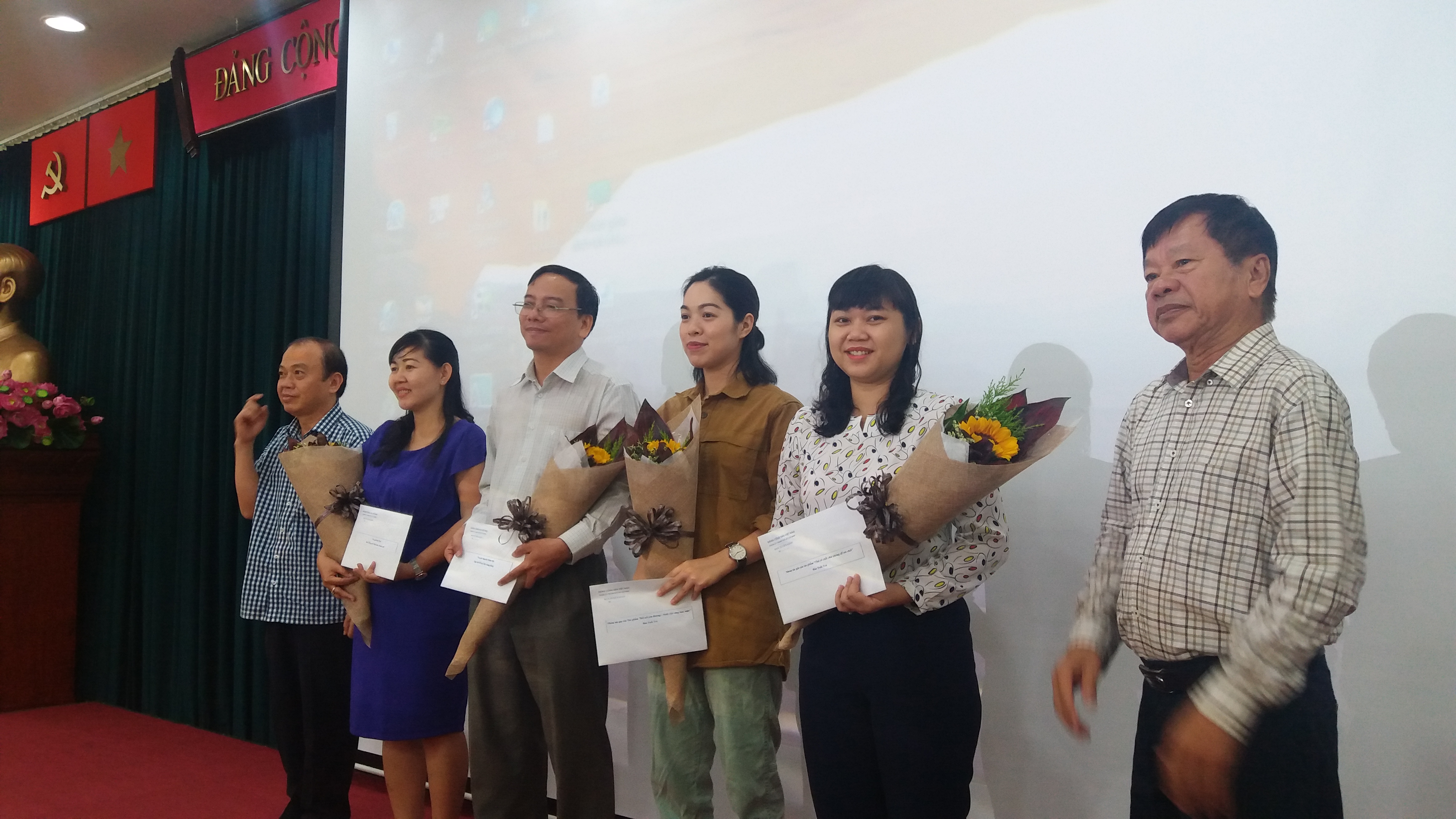 Thành ủy TP.HCM khen thưởng các tác giả đoạt giải báo chí - Ảnh 1. Thành ủy TP.HCM khen thưởng các tác giả đoạt giải báo chí - Ảnh 1.