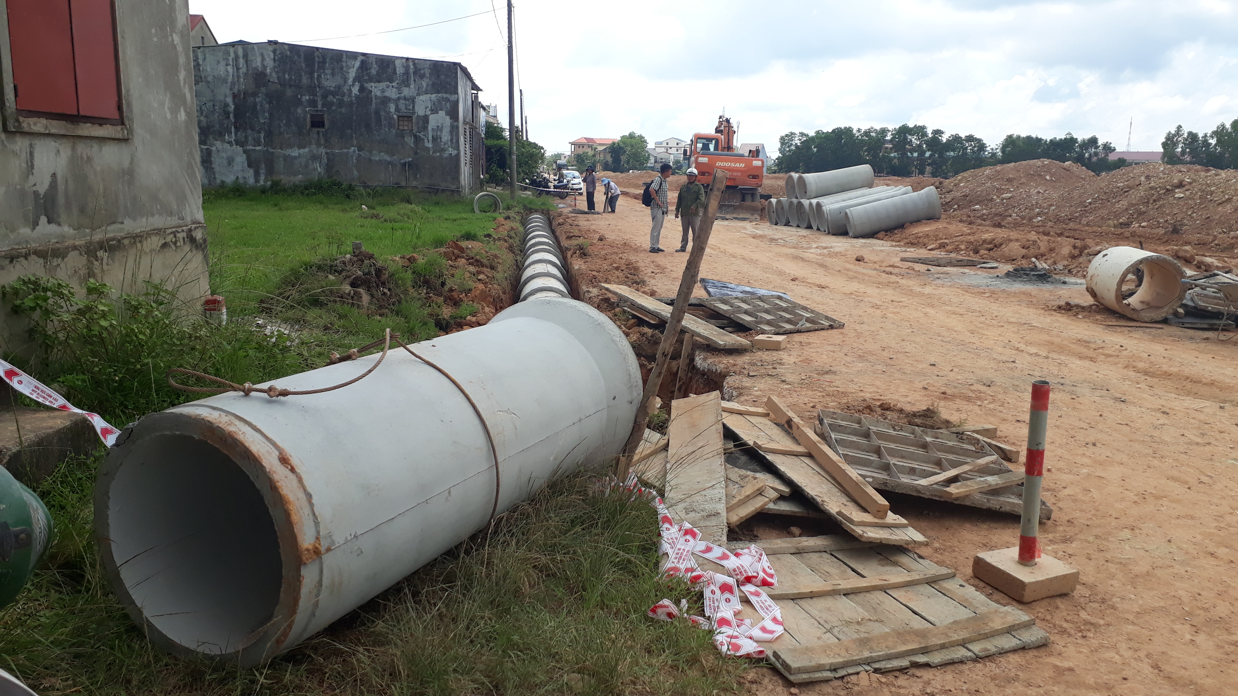 Ống bêtông tuột dây cáp đè chết một công nhân - Ảnh 1. Ống bêtông tuột dây cáp đè chết một công nhân - Ảnh 1.