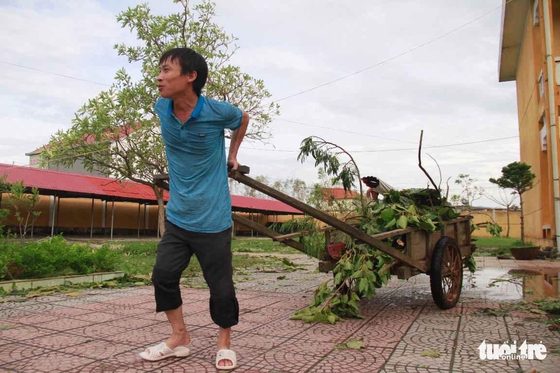 Người miền Trung hối hả sửa nhà, dọn đồ đạc tan hoang do bão - Ảnh 5. Người miền Trung hối hả sửa nhà, dọn đồ đạc tan hoang do bão - Ảnh 5.