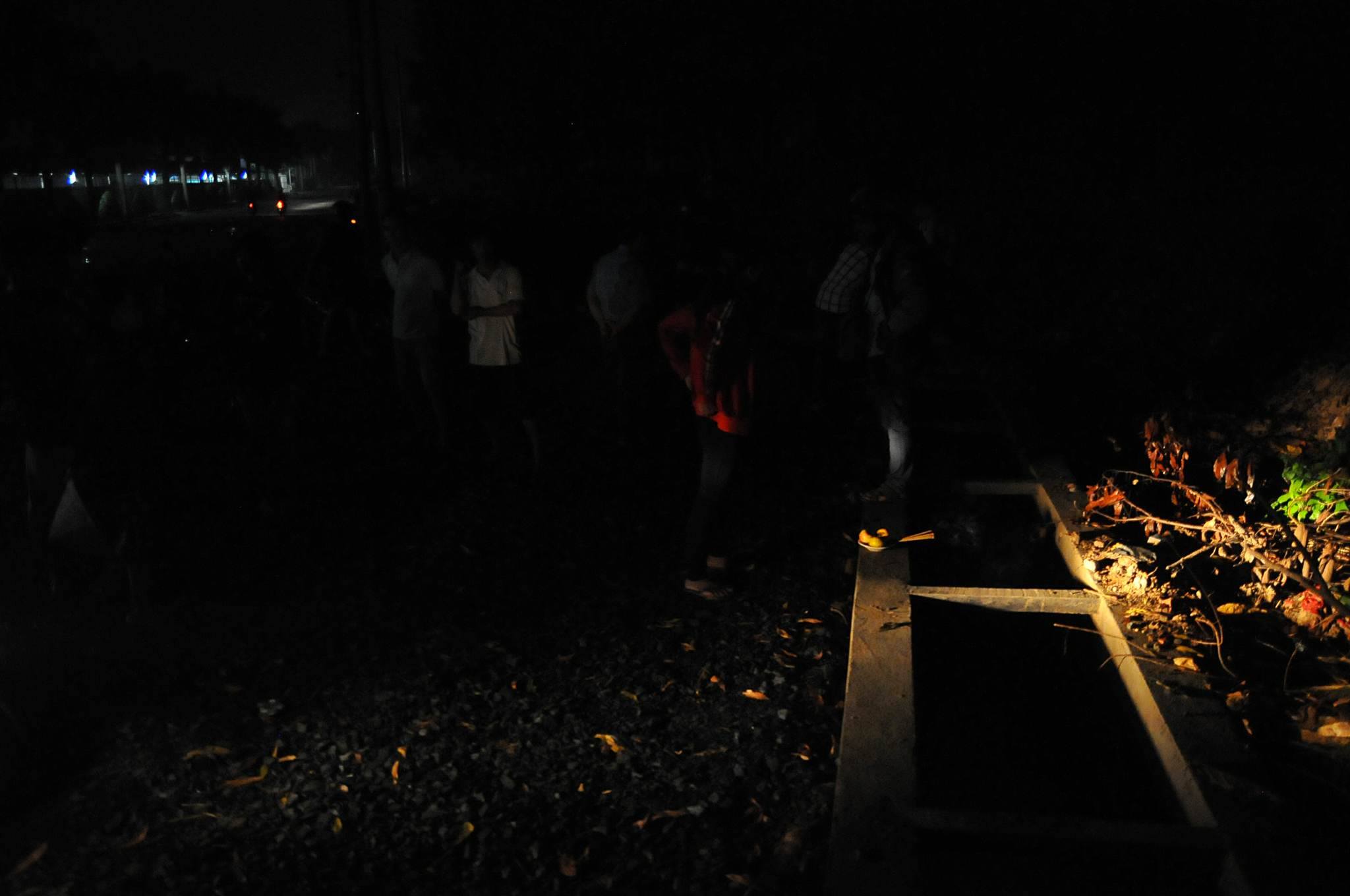 Đang tìm kiếm bé trai bị nước cuốn trôi vào cống - Ảnh 4. Đang tìm kiếm bé trai bị nước cuốn trôi vào cống - Ảnh 4.