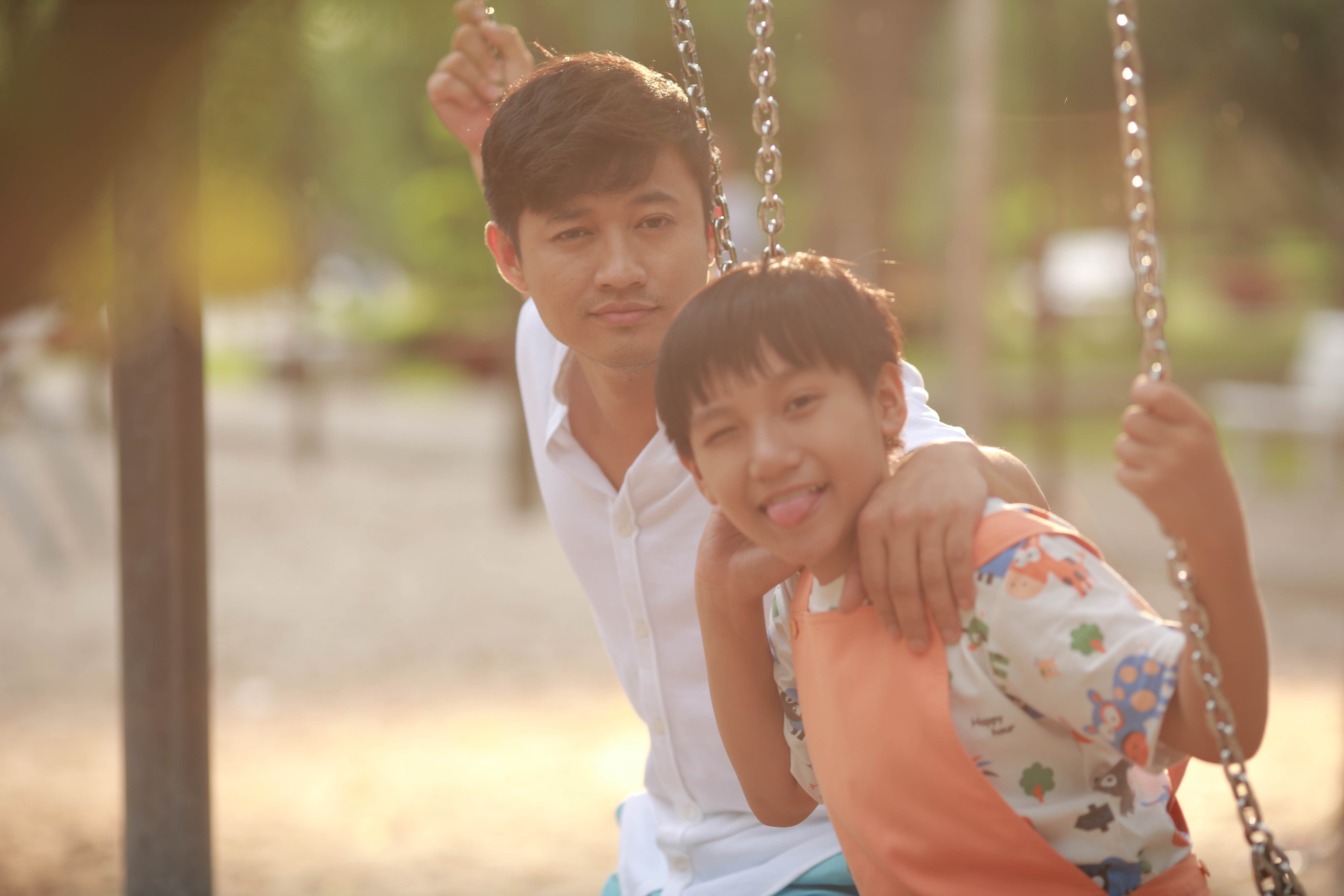 Trương Thanh Long tái ngộ Huy Khánh trong Ở đây có nắng - Ảnh 3. Trương Thanh Long tái ngộ Huy Khánh trong Ở đây có nắng - Ảnh 3.