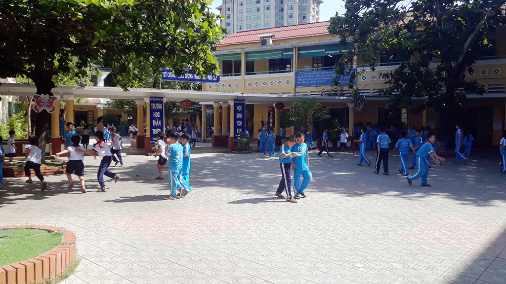 Huế vẫn nói phụ huynh tự nguyện hỗ trợ nên trường thu không sai - Ảnh 1. Huế vẫn nói phụ huynh tự nguyện hỗ trợ nên trường thu không sai - Ảnh 1.