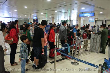 Khách bay bất ngờ vì giá vé máy bay tăng như... tết - Ảnh 4. Khách bay bất ngờ vì giá vé máy bay tăng như... tết - Ảnh 4.