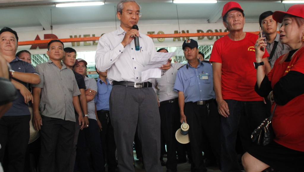 Đóng tiền nhưng không sửa chợ, tiểu thương An Đông bãi thị - Ảnh 5. Đóng tiền nhưng không sửa chợ, tiểu thương An Đông bãi thị - Ảnh 5.