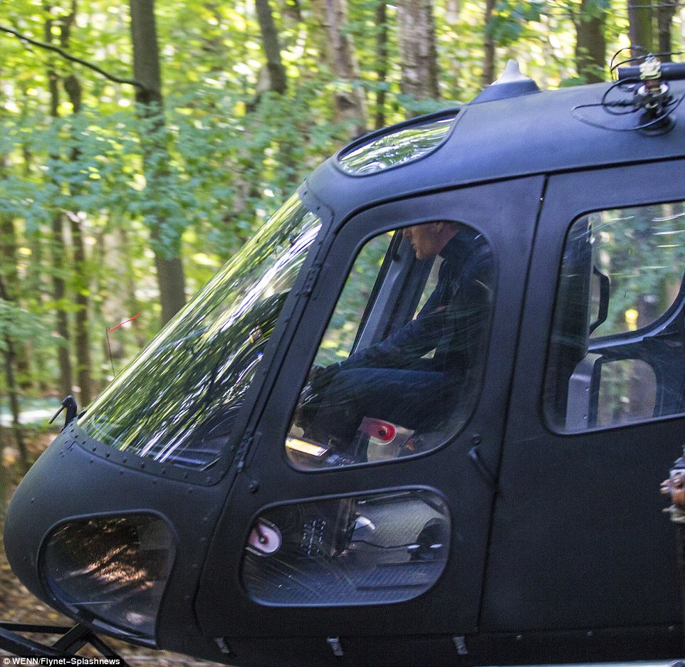 Tom Cruise quay lại phim trường sau tai nạn bể mắt cá chân - Ảnh 3. Tom Cruise quay lại phim trường sau tai nạn bể mắt cá chân - Ảnh 3.