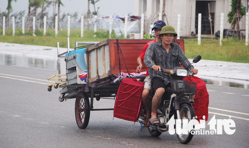 Miền Trung bắt đầu mưa lớn, dân hối hả chạy bão số 10 - Ảnh 3.