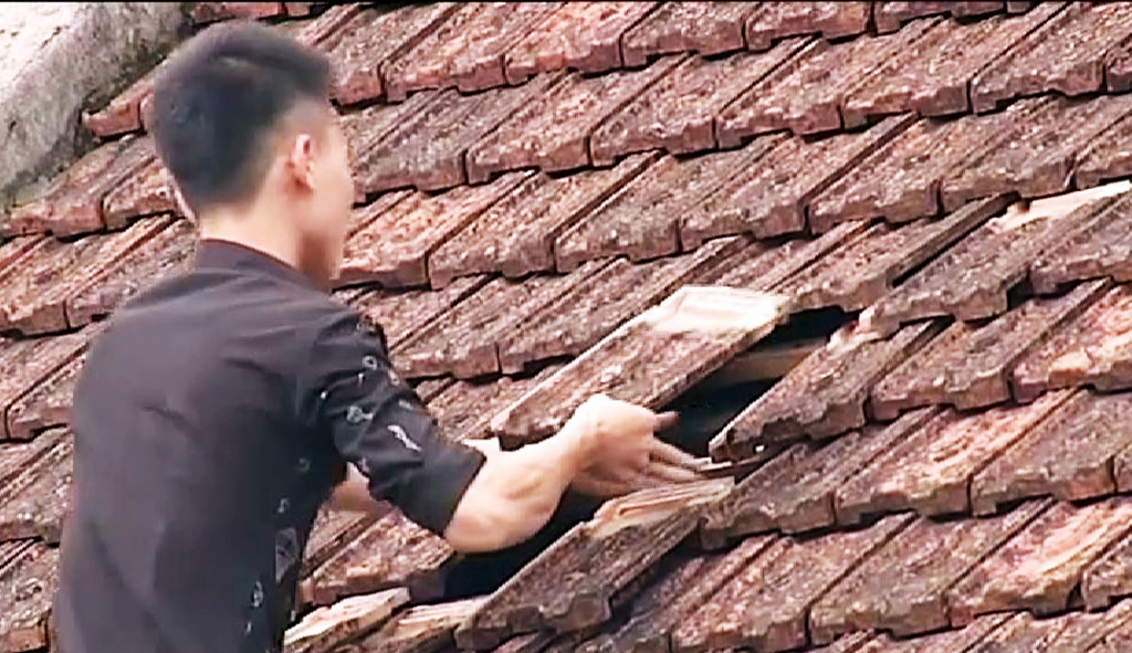 Nhà dân Nghệ An tốc mái nghi máy bay hạ cánh - Ảnh 2. Nhà dân Nghệ An tốc mái nghi máy bay hạ cánh - Ảnh 2.