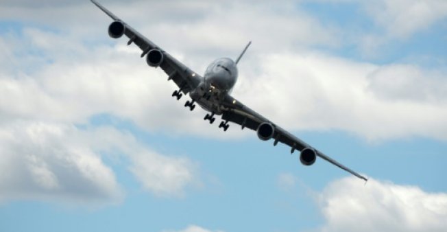 Động cơ nổ bùm, máy bay Pháp hạ cánh khẩn cấp - Ảnh 1. Động cơ nổ bùm, máy bay Pháp hạ cánh khẩn cấp - Ảnh 1.