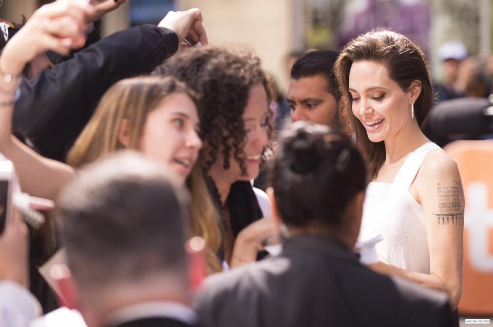 Bộ ảnh Angelina Jolie với thân hình cũng siêu ốm ở Toronto - Ảnh 8.