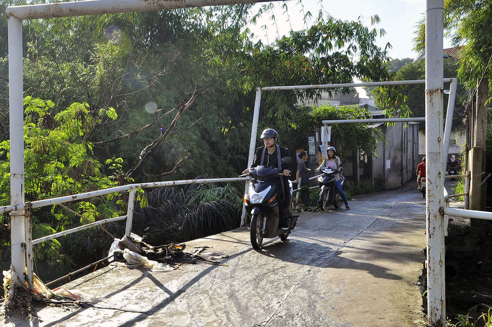 Rùng mình khi đi cây cầu qua suối Săn Máu - Ảnh 1. Rùng mình khi đi cây cầu qua suối Săn Máu - Ảnh 1.