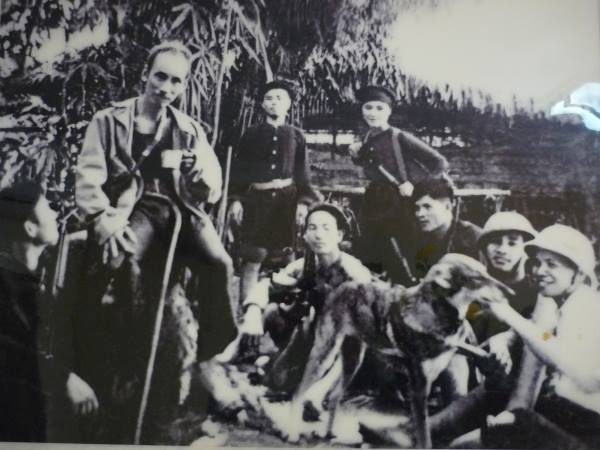 Một người già gầy gò mà có nụ cười sao thương thế... - Ảnh 1. Một người già gầy gò mà có nụ cười sao thương thế... - Ảnh 1.