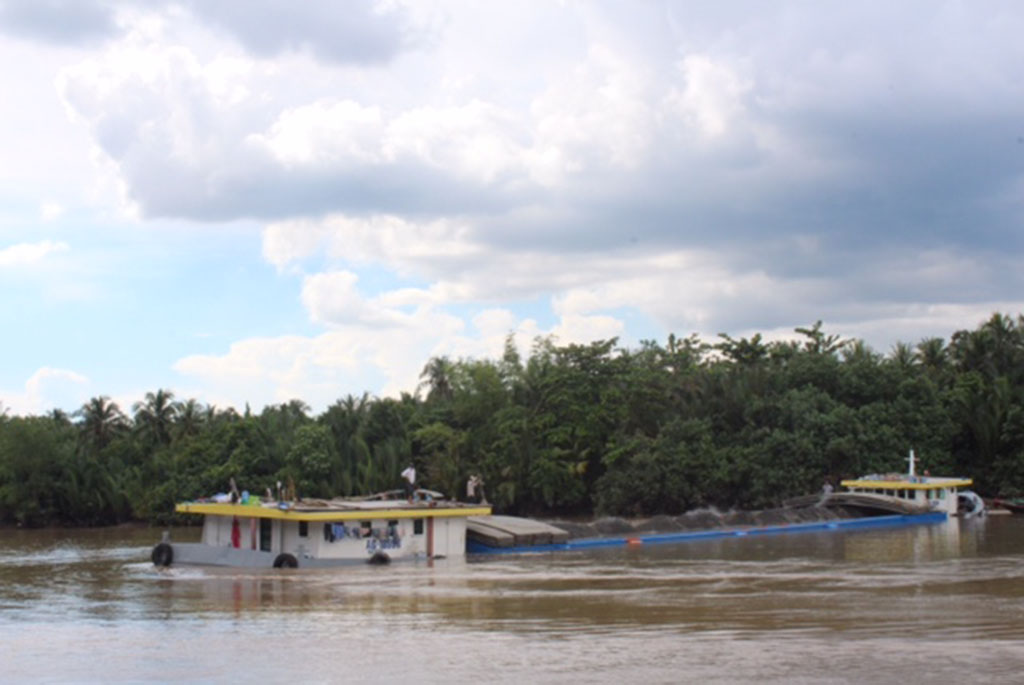 Sà lan chở hơn 1.300 tấn đá clinker chìm trên kênh Chợ Gạo - Ảnh 1. Sà lan chở hơn 1.300 tấn đá clinker chìm trên kênh Chợ Gạo - Ảnh 1.