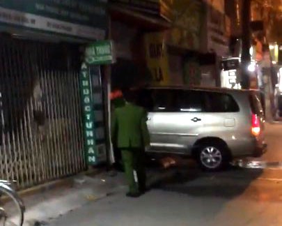 Tài xế say rượu liên tục tăng ga đâm nát cửa nhà dân - Ảnh 2. Tài xế say rượu liên tục tăng ga đâm nát cửa nhà dân - Ảnh 2.