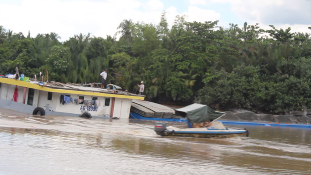 Sà lan chở hơn 1.300 tấn đá clinker chìm trên kênh Chợ Gạo - Ảnh 3. Sà lan chở hơn 1.300 tấn đá clinker chìm trên kênh Chợ Gạo - Ảnh 3.