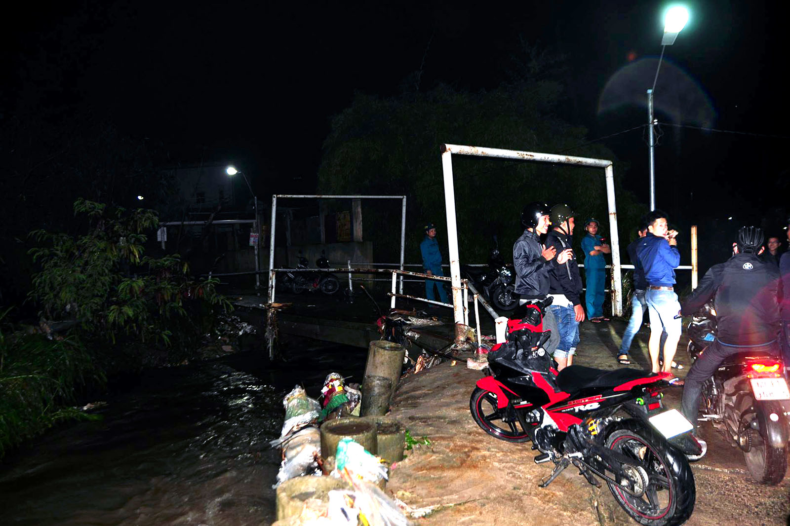 Rùng mình khi đi cây cầu qua suối Săn Máu - Ảnh 5. Rùng mình khi đi cây cầu qua suối Săn Máu - Ảnh 5.