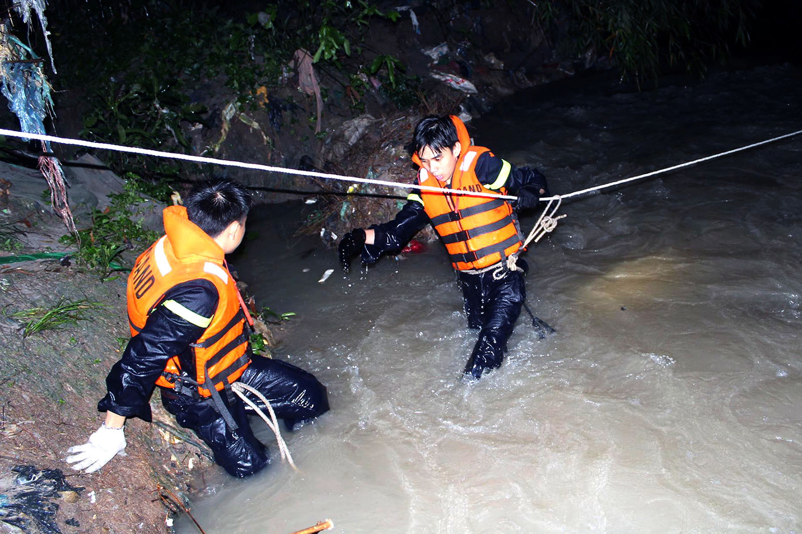 Rùng mình khi đi cây cầu qua suối Săn Máu - Ảnh 6. Rùng mình khi đi cây cầu qua suối Săn Máu - Ảnh 6.