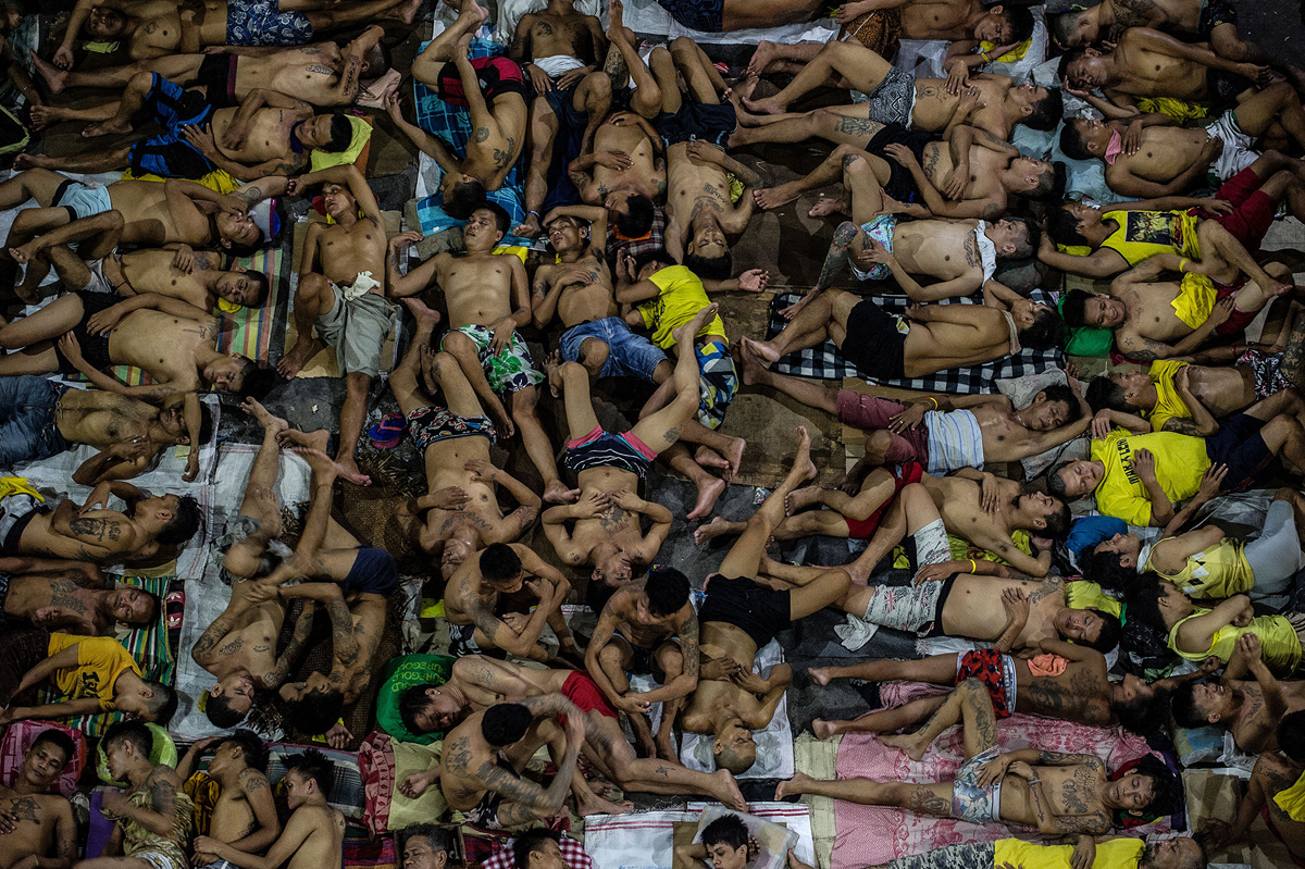 Tù nhân nằm ngủ la liệt trong phạm vi chật hẹp. Bức ảnh chụp vào thời điểm những ngày đầu trong chiến dịch truy quét ma tuý của Tổng thống Duterte - Ảnh: AFP