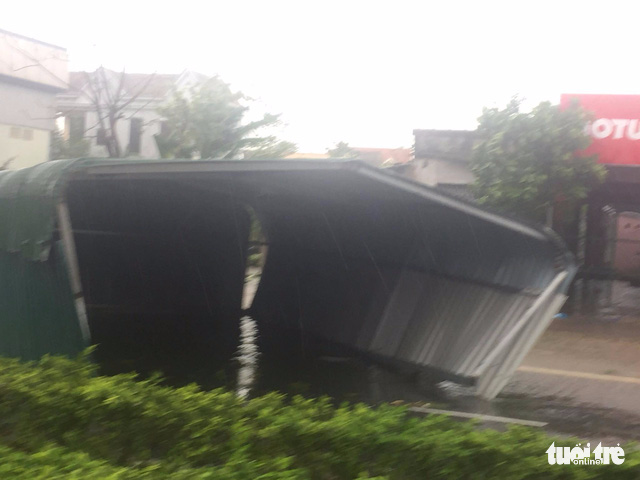 Bão số 10: Dứt cơn thứ nhất, quật cơn thứ 2 - Ảnh 2. Bão số 10: Dứt cơn thứ nhất, quật cơn thứ 2 - Ảnh 2.