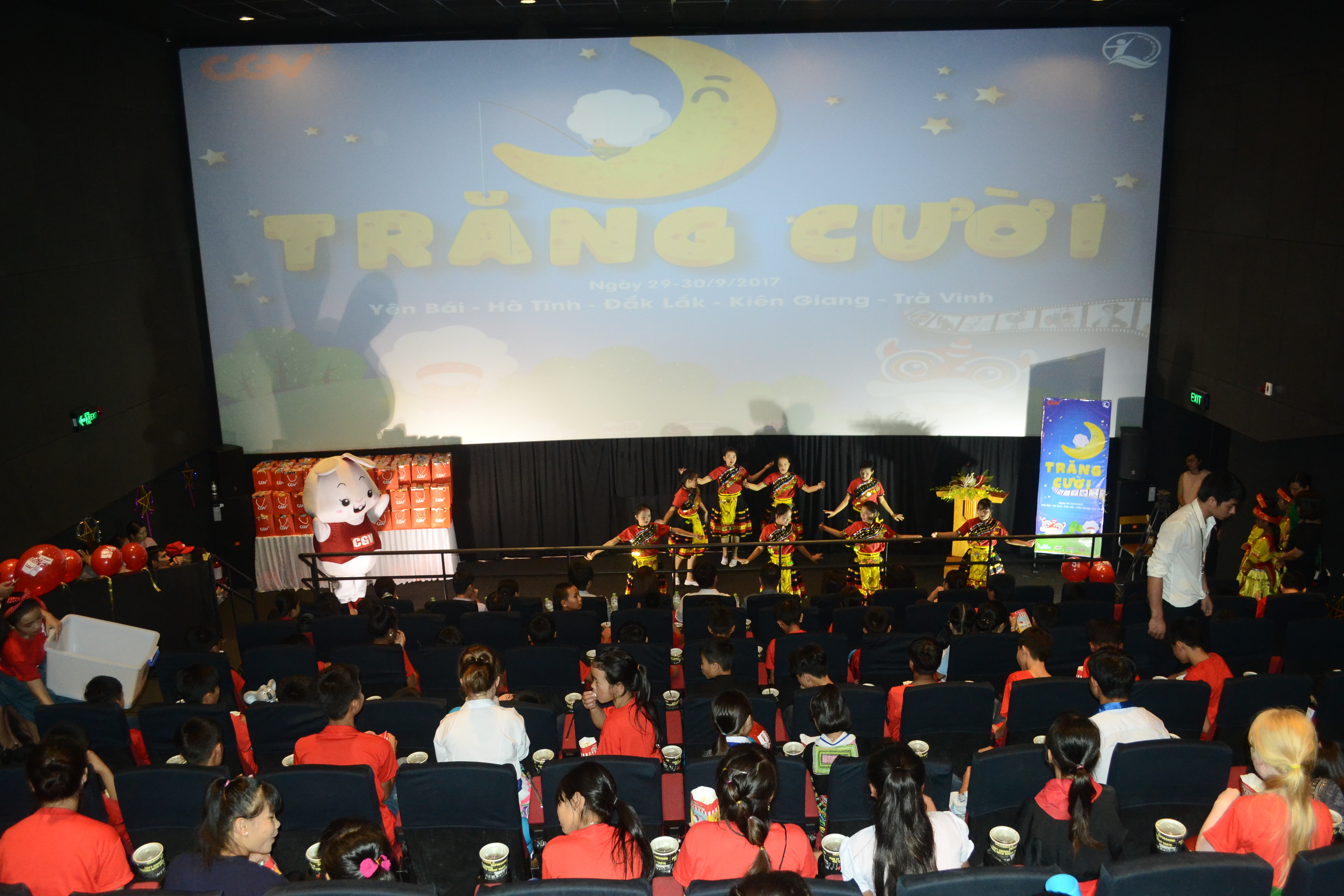 Vui Trăng Cười và trung thu yêu thương ấm áp tình nghệ sĩ - Ảnh 2. Vui Trăng Cười và trung thu yêu thương ấm áp tình nghệ sĩ - Ảnh 2.