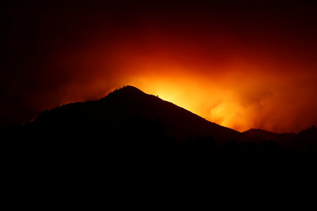 Cháy rừng California làm 21 người thiệt mạng, thiêu rụi hàng ngàn căn nhà - Ảnh 1.