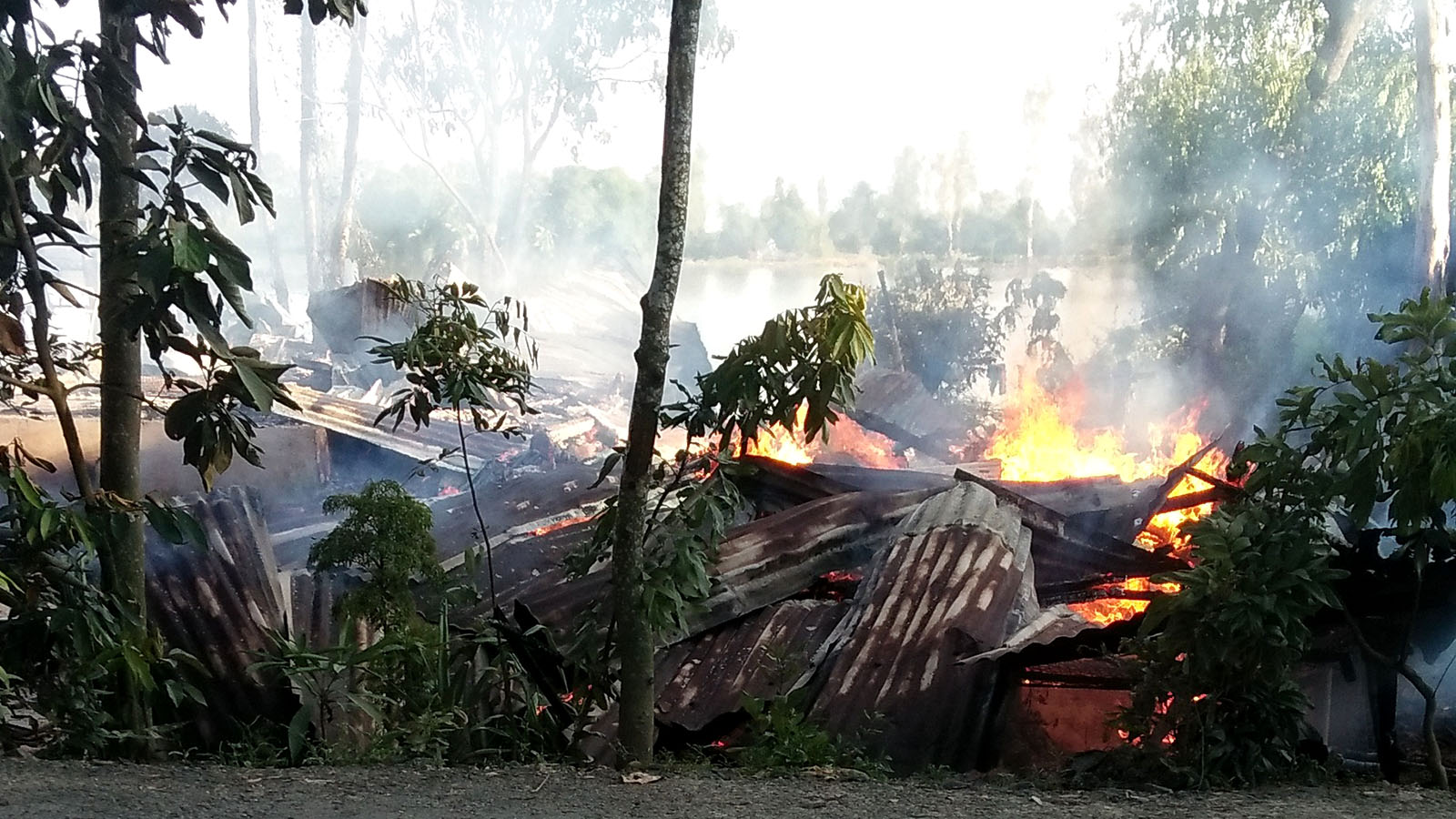 Cháy trụi 4 căn nhà trong cùng gia đình - Ảnh 1. Cháy trụi 4 căn nhà trong cùng gia đình - Ảnh 1.