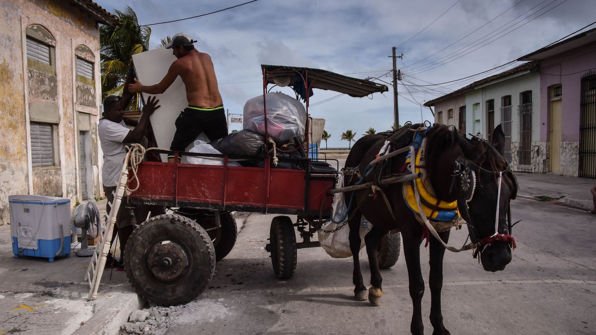 Sóng lớn như sóng thần vỗ bờ Cuba - Ảnh 7.