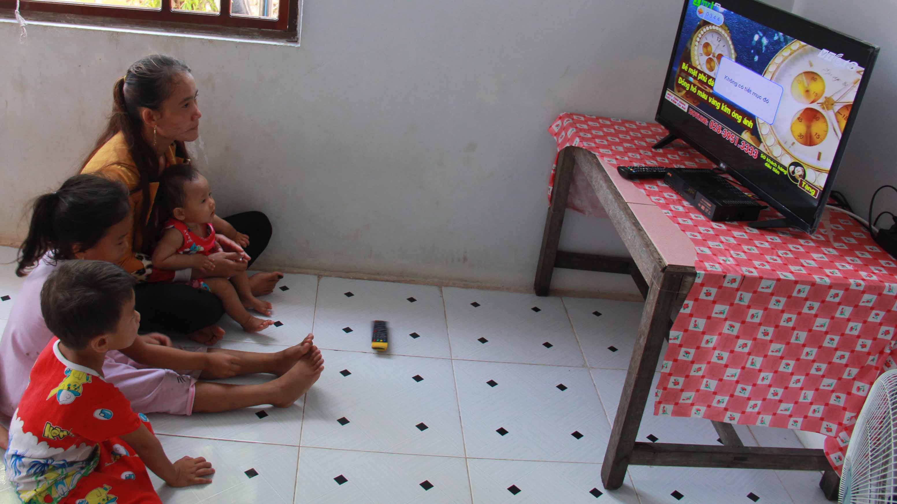 Người lớn, trẻ con sung sướng xem tivi từ nguồn điện năng lượng mặt trời - Ảnh: TRẦN MAI Người lớn, trẻ con sung sướng xem tivi từ nguồn điện năng lượng mặt trời - Ảnh: TRẦN MAI