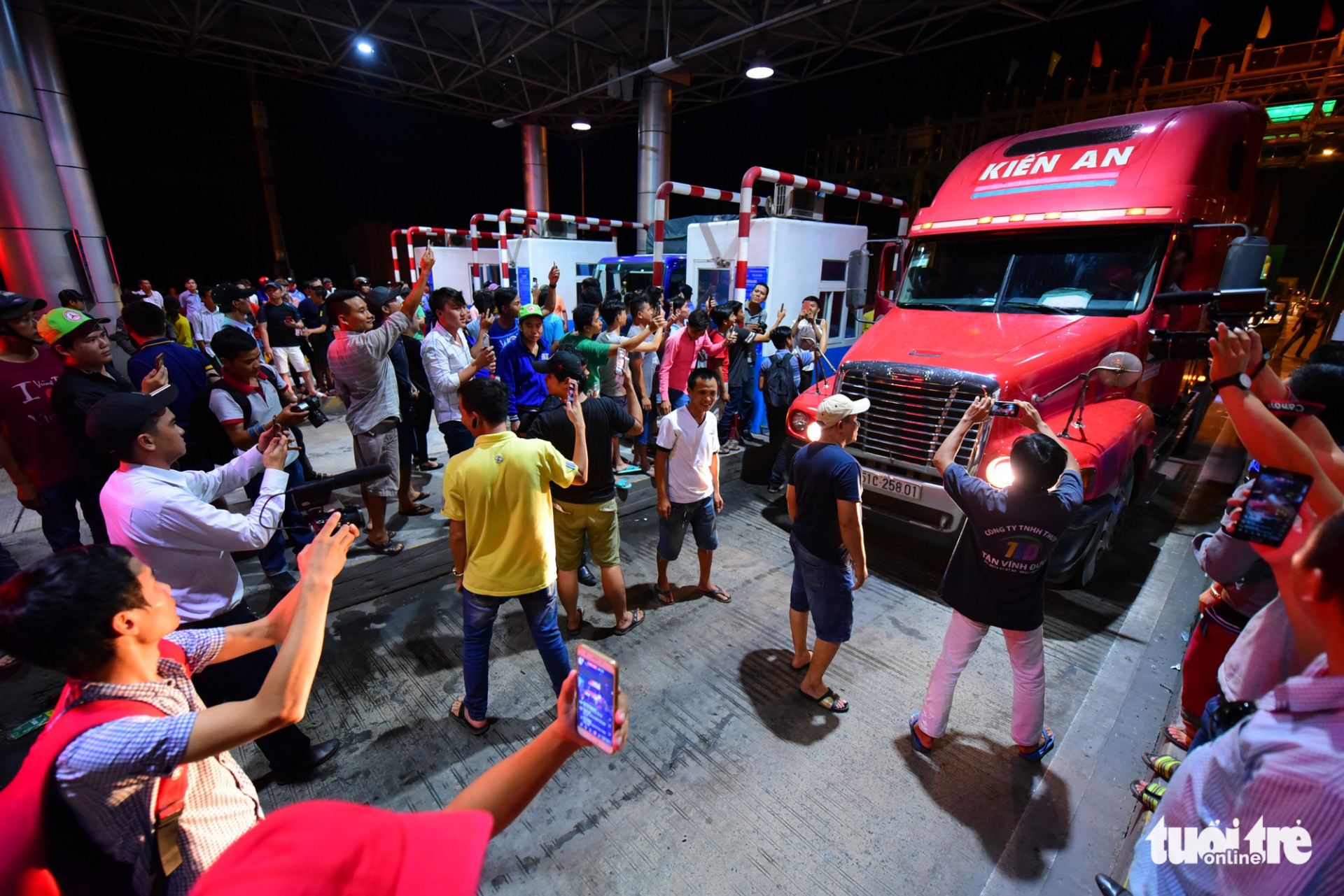 Ngày thi gan ở BOT Cai Lậy, hơn 10 giờ 10 lần xả trạm - Ảnh 7. Ngày thi gan ở BOT Cai Lậy, hơn 10 giờ 10 lần xả trạm - Ảnh 7.