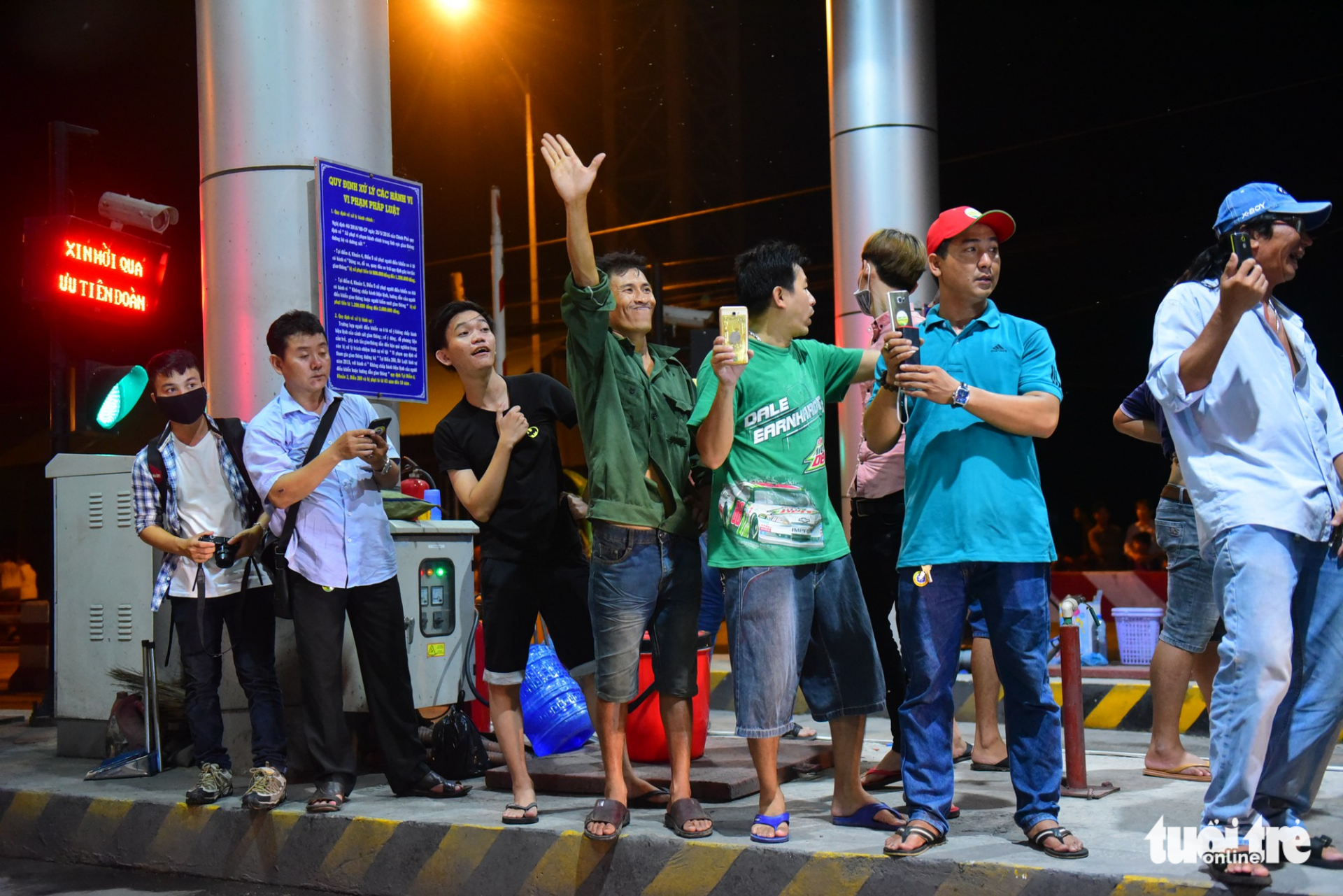 Ngày thi gan ở BOT Cai Lậy, hơn 10 giờ 10 lần xả trạm - Ảnh 2. Ngày thi gan ở BOT Cai Lậy, hơn 10 giờ 10 lần xả trạm - Ảnh 2.