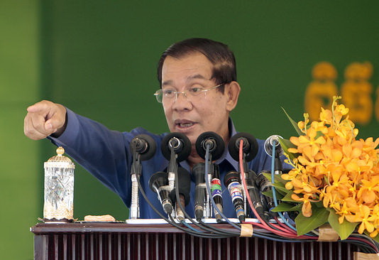 Thủ tướng Hun Sen trong một lần họp báo - Ảnh: AFP