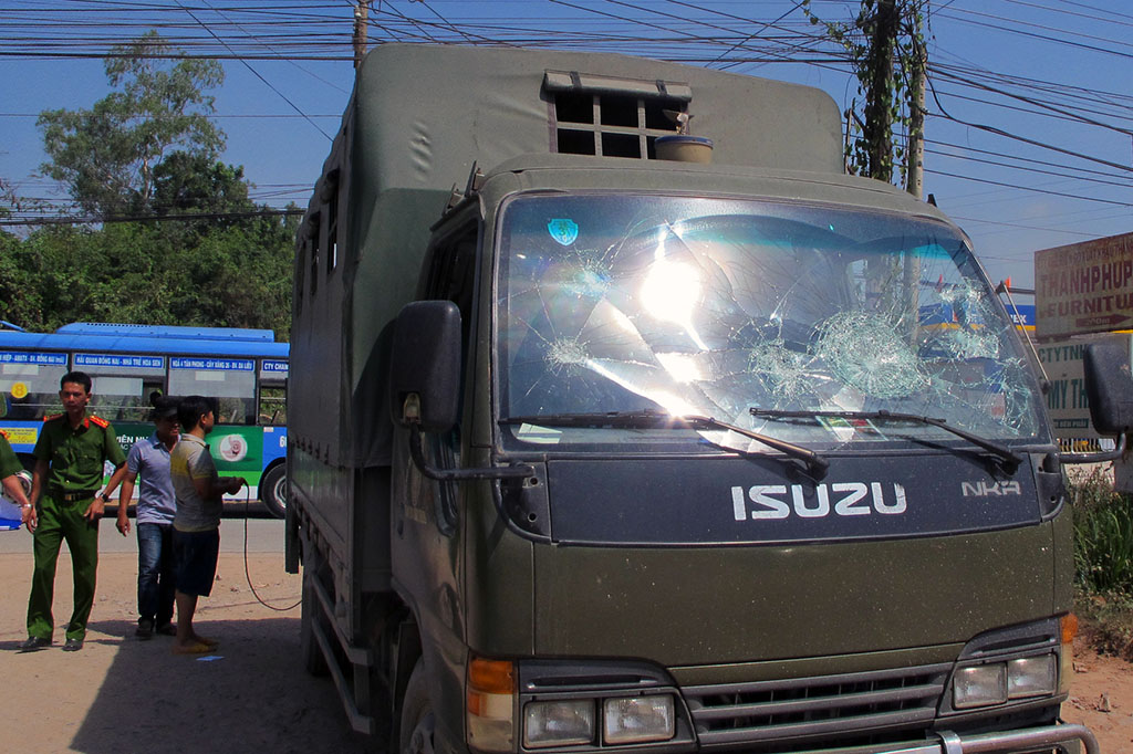 Khởi tố 11 người ném đá xe đặc chủng CSGT - Ảnh 1. Khởi tố 11 người ném đá xe đặc chủng CSGT - Ảnh 1.