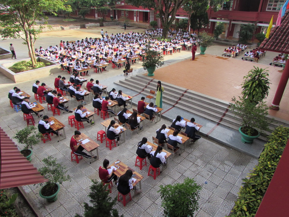 Kiểm tra ngay giữa sân trường - Ảnh 1. Kiểm tra ngay giữa sân trường - Ảnh 1.