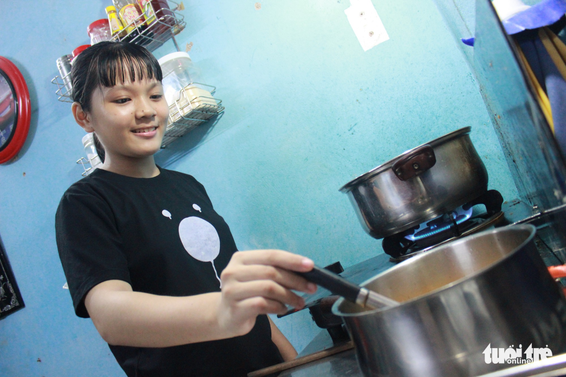 Hai khát vọng vượt khó trong con hẻm nhỏ - Ảnh 3. Hai khát vọng vượt khó trong con hẻm nhỏ - Ảnh 3.