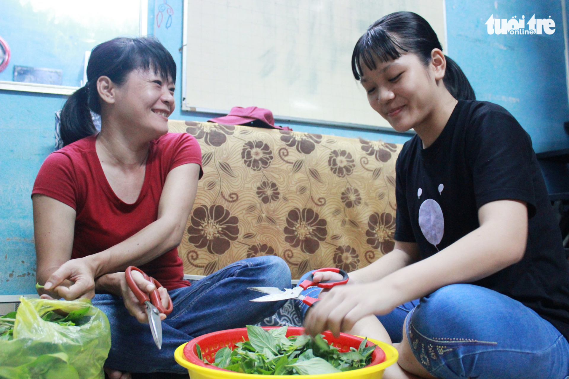 Hai khát vọng vượt khó trong con hẻm nhỏ - Ảnh 4. Hai khát vọng vượt khó trong con hẻm nhỏ - Ảnh 4.