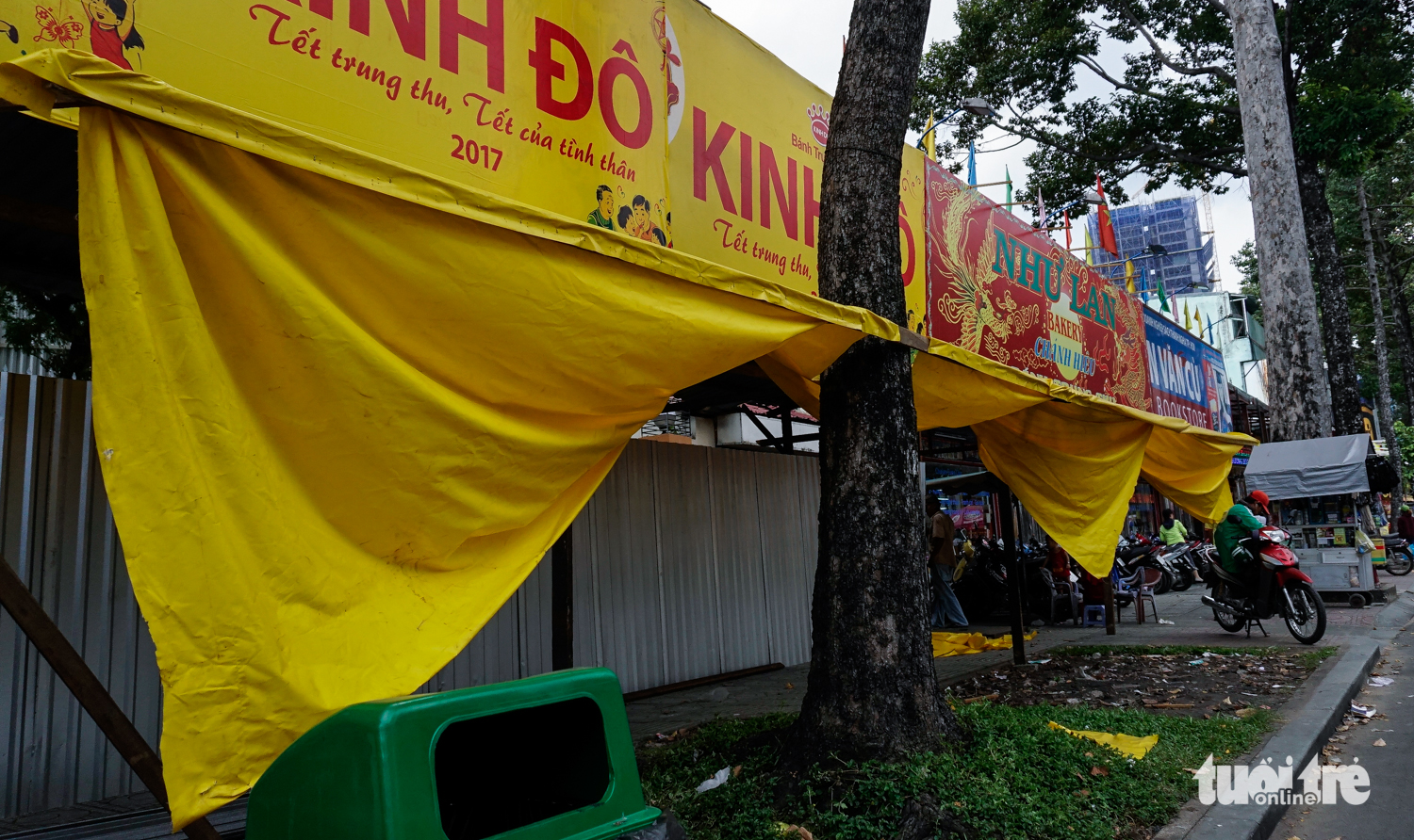 Quận 10 cho phép bán bánh trung thu lấn vỉa hè? - Ảnh 3. Quận 10 cho phép bán bánh trung thu lấn vỉa hè? - Ảnh 3.
